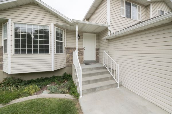 Cost of White Vinyl Siding Replacement in Missoula